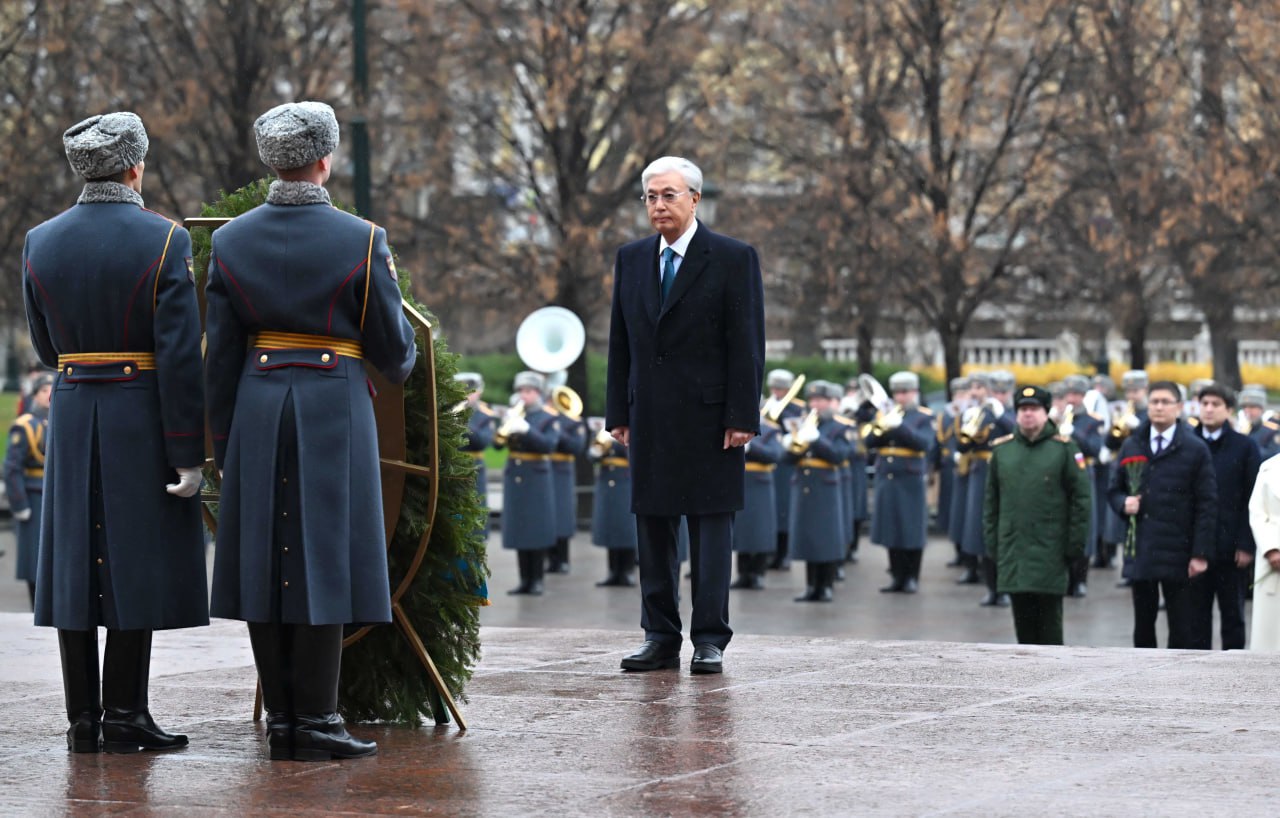 Мемлекет басшысы «Белгісіз жауынгер бейіті» ескерткіш мемориалына гүл шоғын қойды