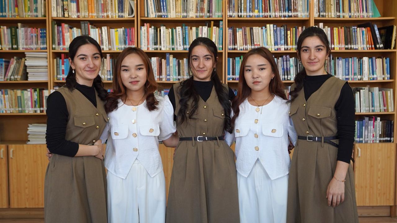 Шетелдік үшем мен егіз қыздар қазақ тілін үйреніп жүр