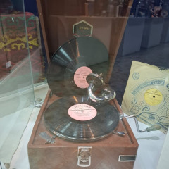 Әйгілі әншінің патефоны