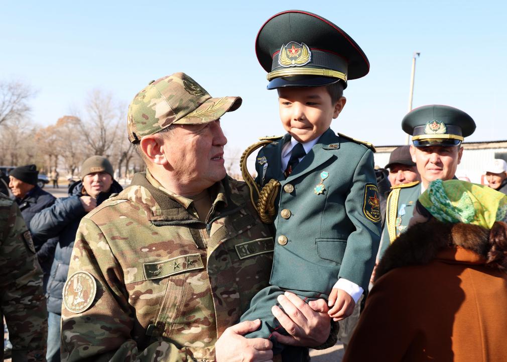 Қорғаныс министрі жас сарбаздармен кездесті