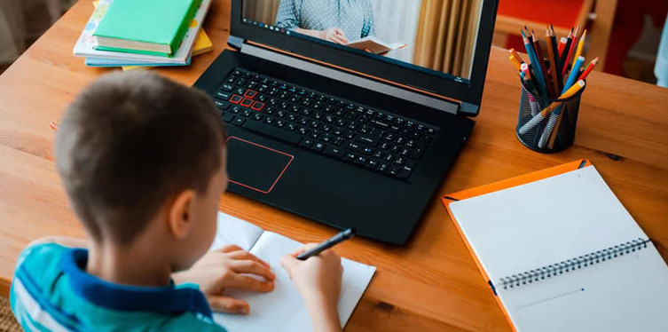 Мектеп оқушылары қашықтан оқуға ауыстырылды