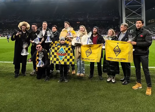 «Копенгаген» құрамасының өкілдері қазақстандық жанкүйерлерге кәдесый таратты