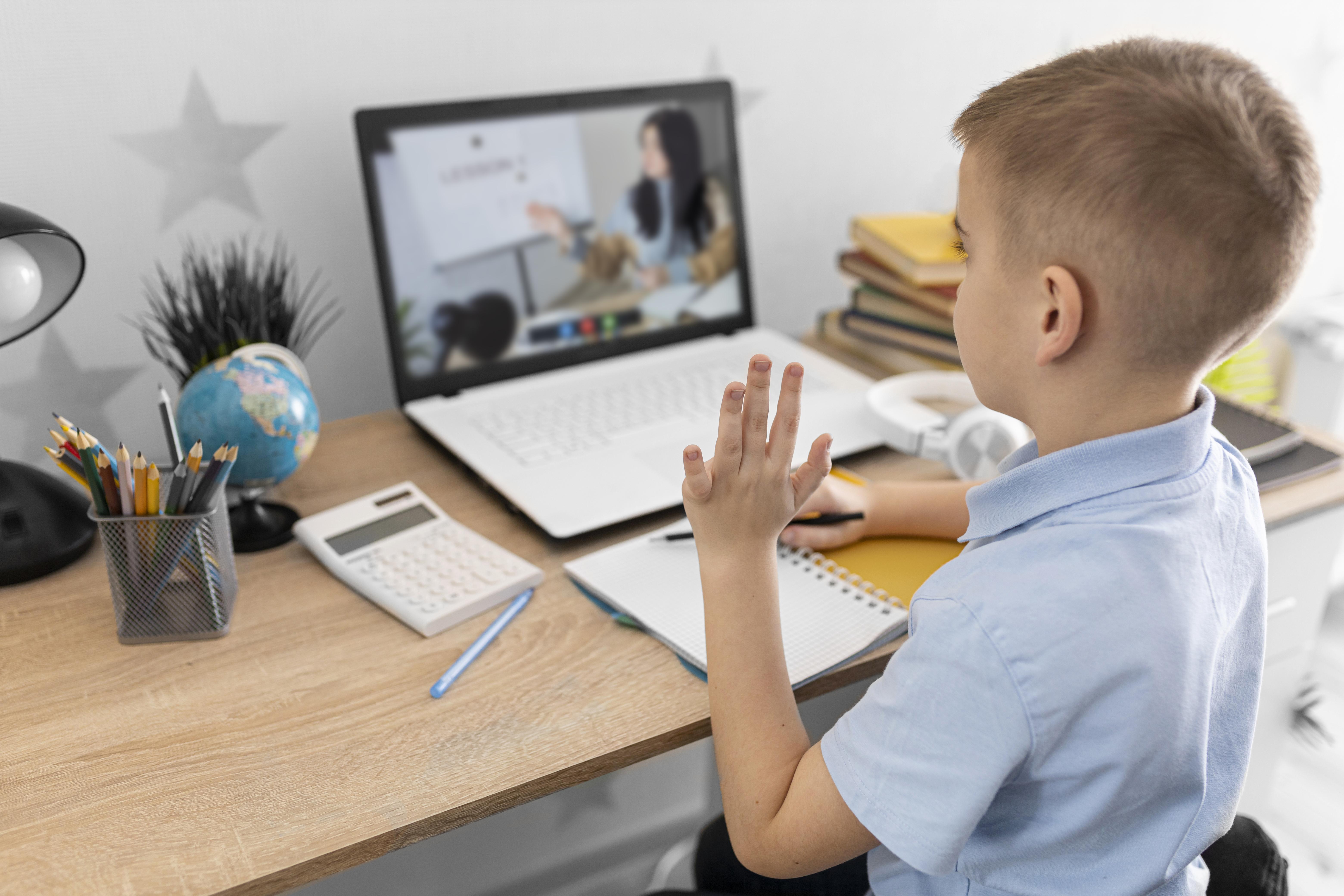 Атырау облысында 1920 оқушы онлайн оқуға жіберілді