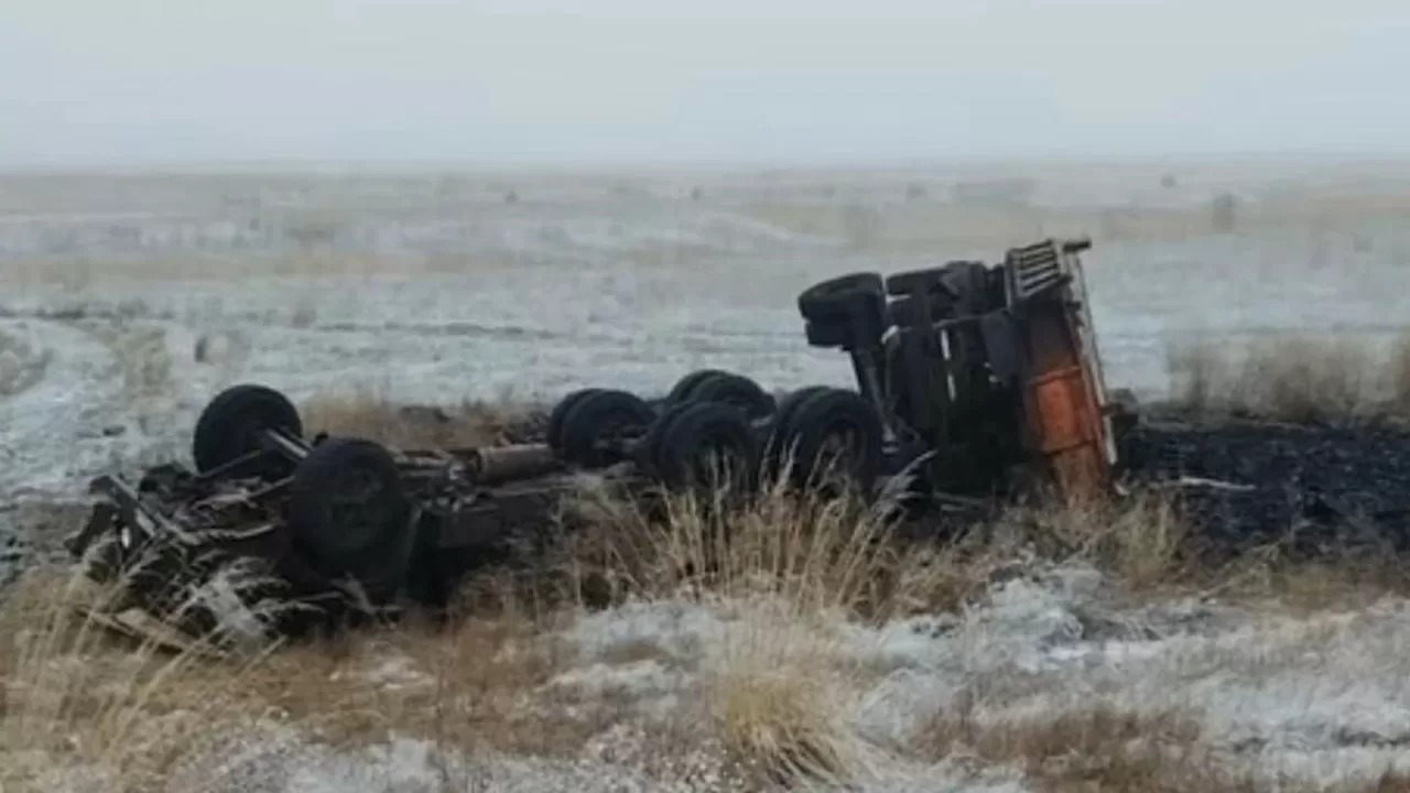 Павлодарда КамАЗ аударылып кетіп, 2 адам қаза тапты