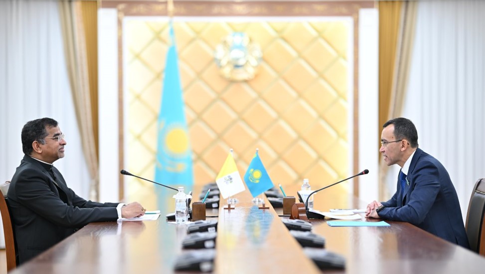 Қасиетті Тақтың өкілімен кездесті