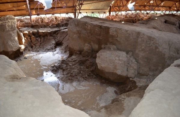 Көне кенттің кенересі нөсер жауыннан езіліп жатыр