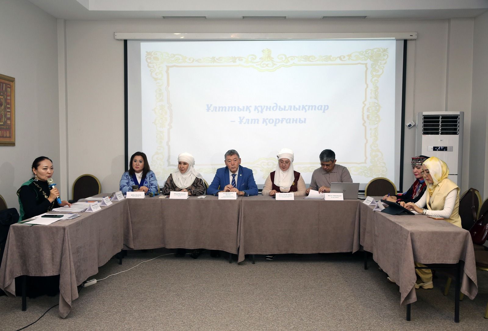 Алматыда құқық қорғаушылар ЛГБТ насихатына тыйым салу туралы заңды қолдады