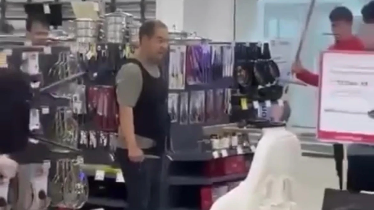 Сәтбаевта қолына пышақ ұстаған ер адам дүкен қызметкерлерін қорқытқан