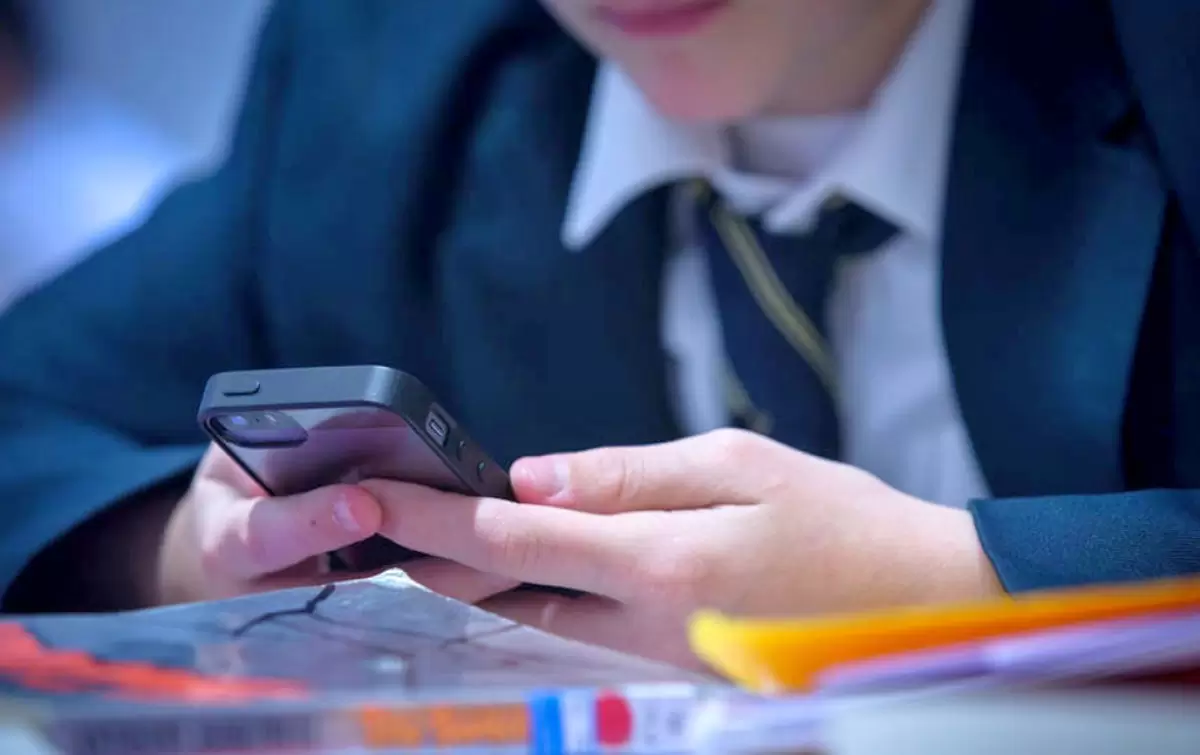 «Тыйым салу жеткіліксіз»: Асхат Аймағамбетов оқушылардың мектепте смартфон қолдануына қатысты пікір білдірді