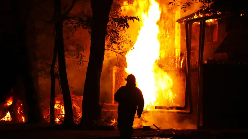 Астанада жиһаз шығаратын цех өртенді