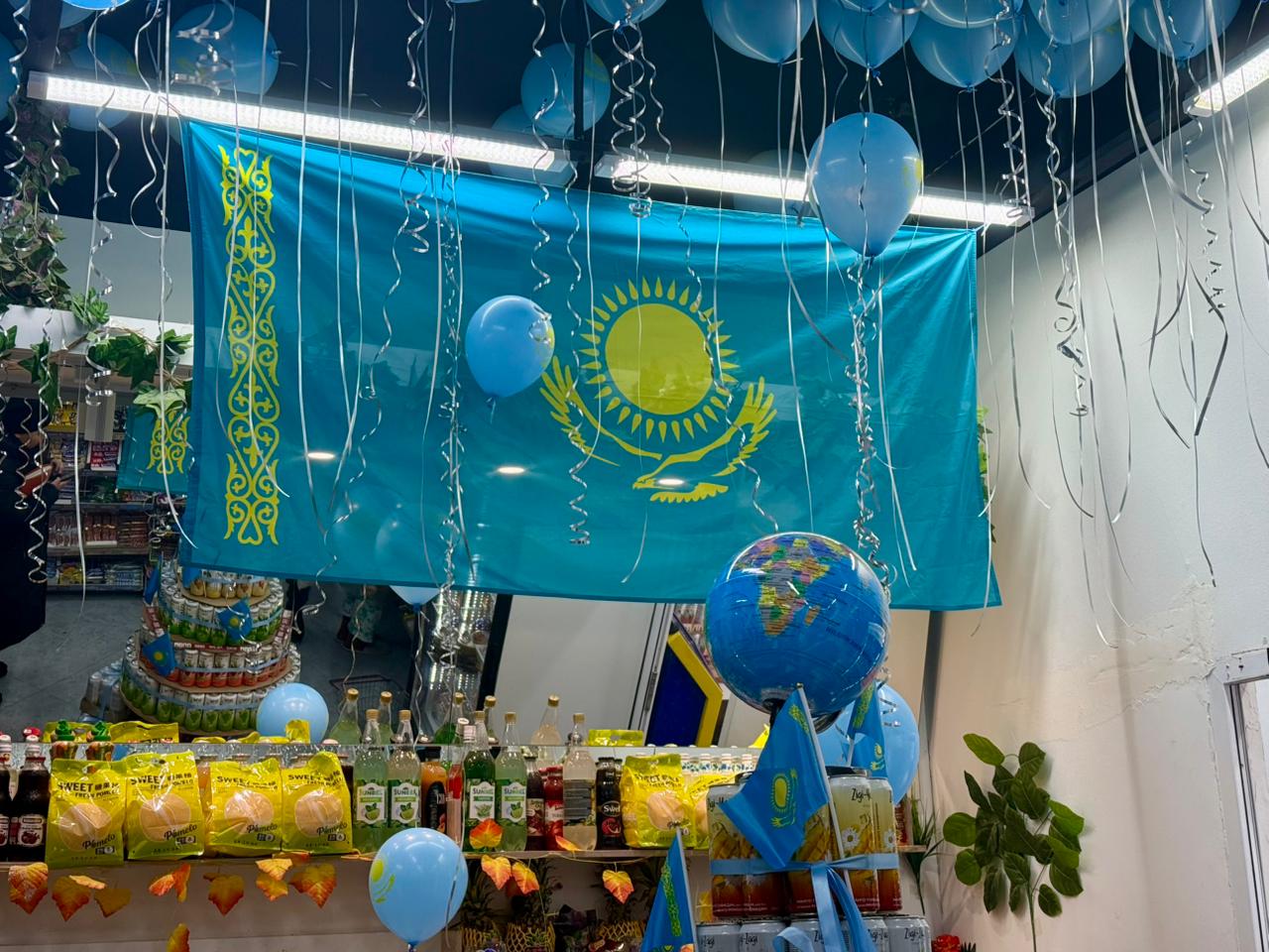 Көк тумен көмкерілген дүкен: Кәсіпкердің ерекше бастамасы ел тұрғындарын қуантты