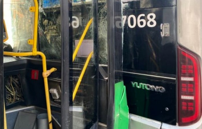 Алматыда автобус аялдамадағы троллейбусқа соғылды: бір жолаушы зардап шекті