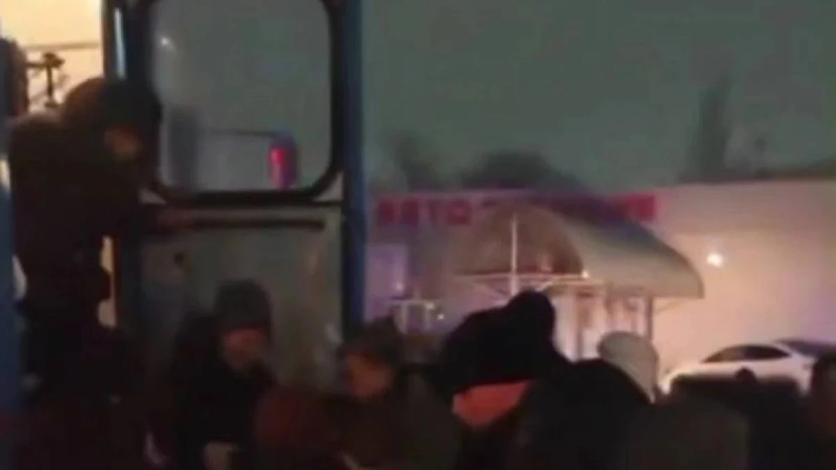 Қарағандыда жолаушылар мінген автобус көлікпен соқтығысты