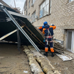 Атырау облысында қатты жел тұрғын үйлердің шатырын ұшырды