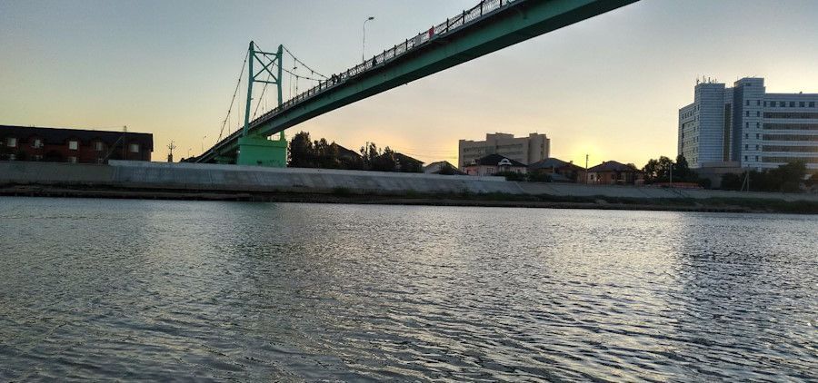 Атырауда ер адам көпірден секіруге оқталған