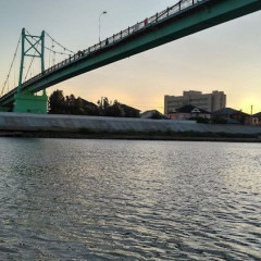 Атырауда ер адам көпірден секіруге оқталған