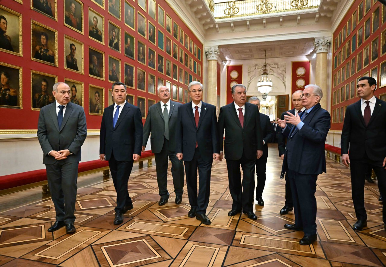 Қасым-Жомарт Тоқаев Эрмитажды аралап көрді