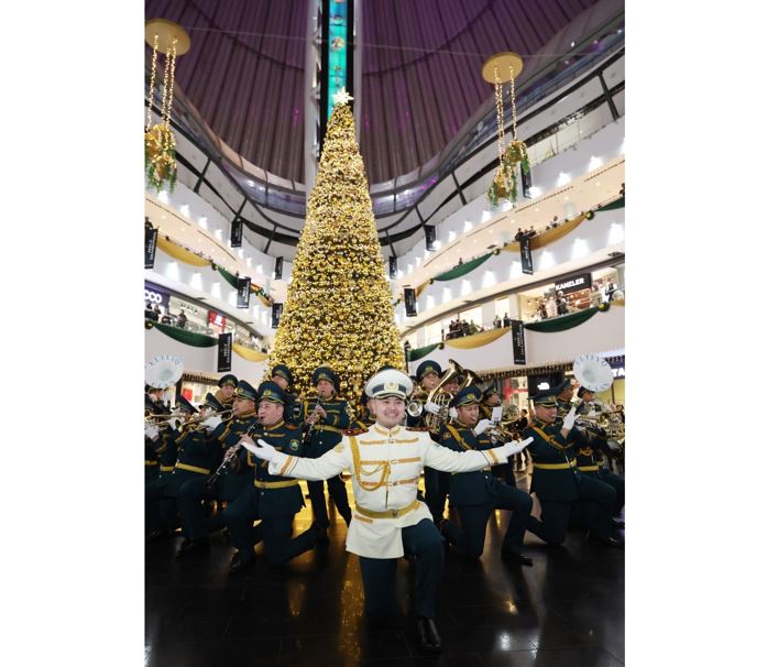 Ұлан сарбаздары елордалықтарға мерекелік сый жасады