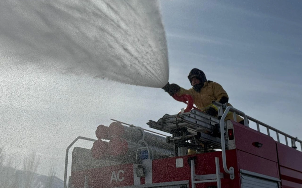 Астанада үш қабатты ғимараттан өрт шықты