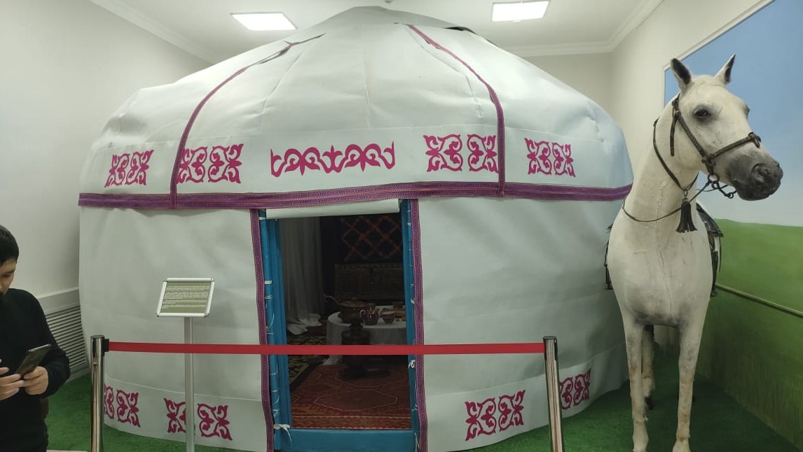 Музейдегі ақ боз үй