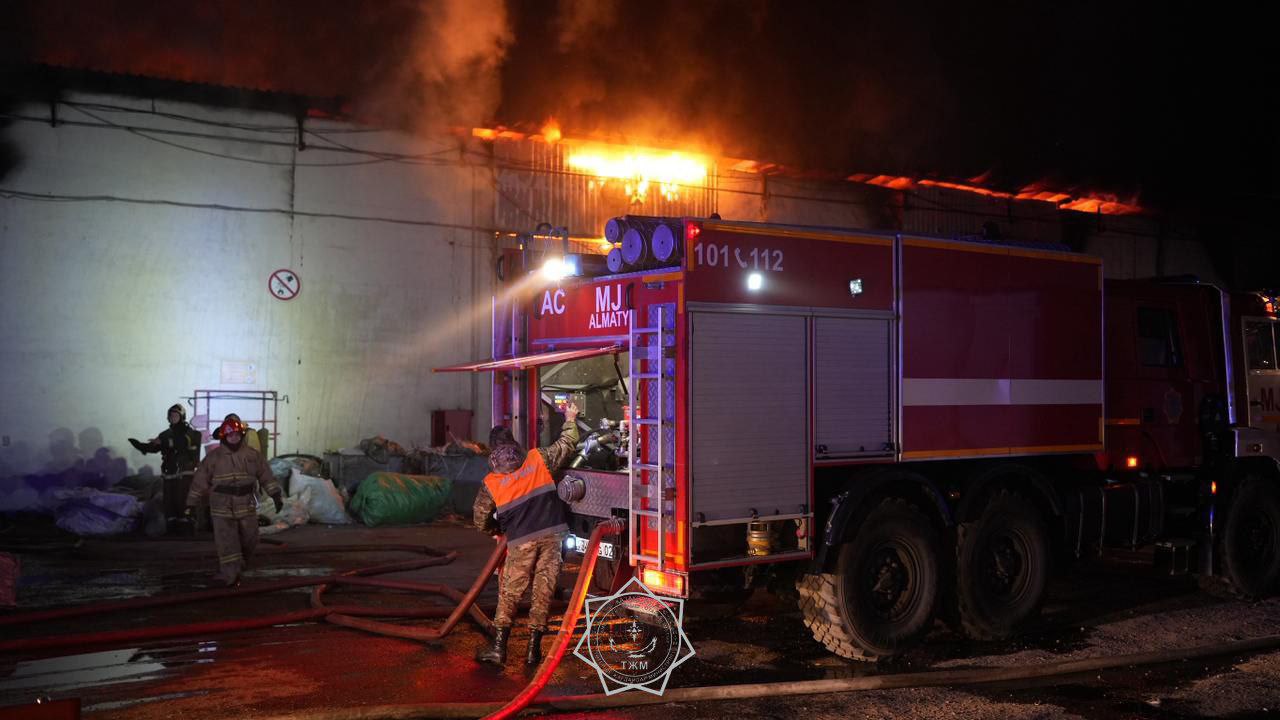 Алматыда қойма өртенді