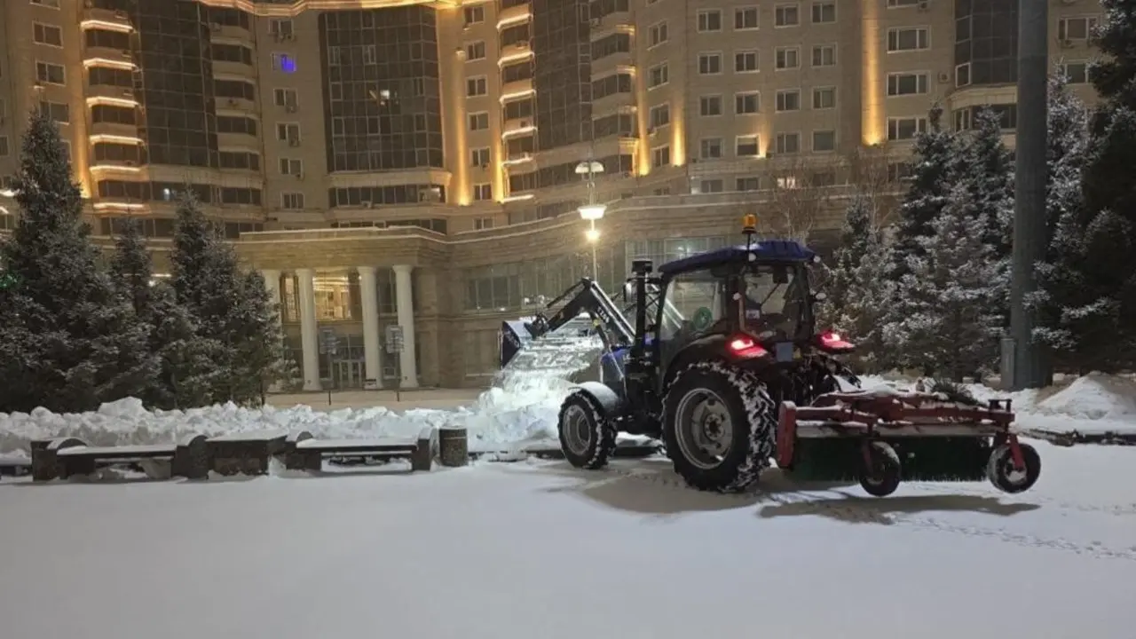 Астанаға қалың қар түсті: тазалау жұмыстарына 3 мың адам жұмылдырылды