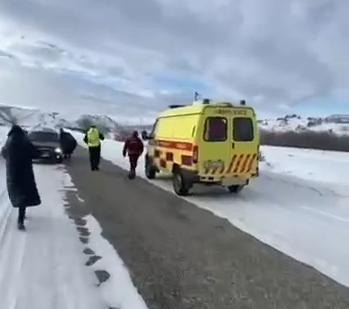 Шығыс Қазақстанда полицейлер күрежолда әйелді құтқарып қалды