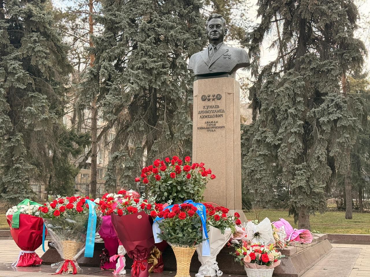 Алматыда Дінмұхамед Қонаевтың ескерткішіне гүл шоқтары қойылды