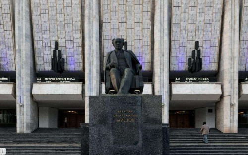 Аида Балаева Әуезов атындағы драма театрын 100 жылдық мерейтойымен құттықтады