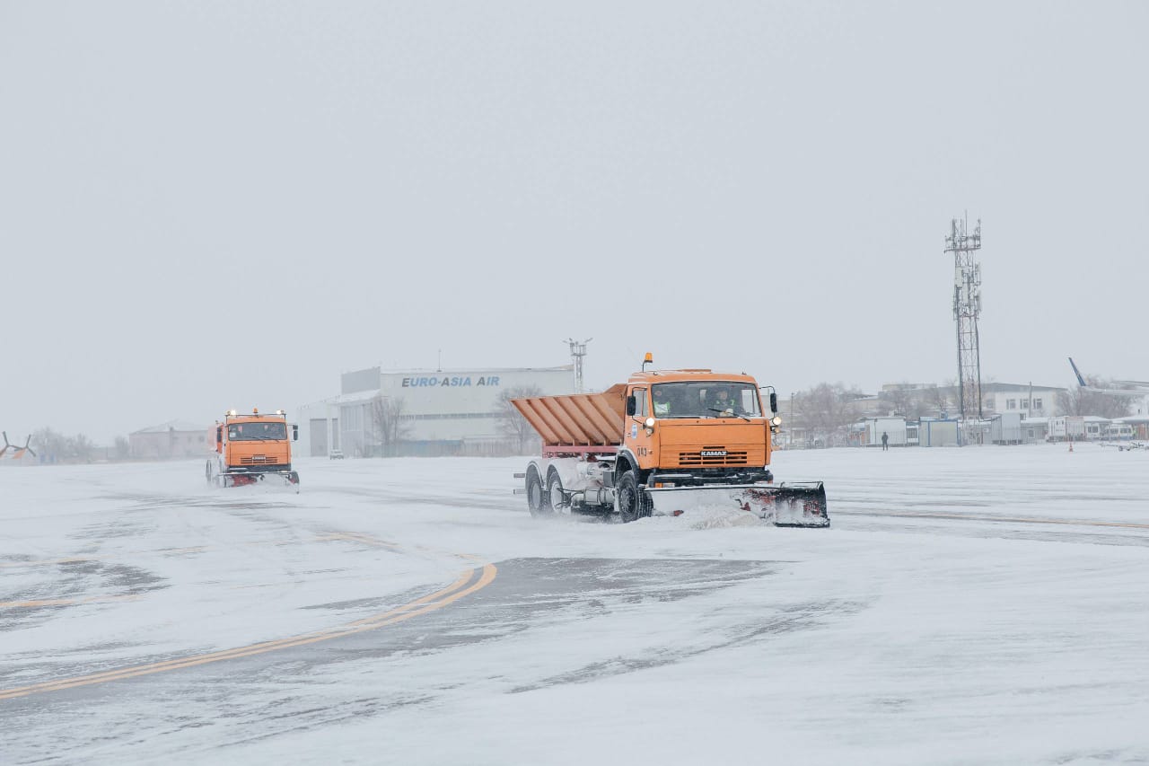 Атырау әуежайындағы ұшу-қону жолағына 23 тоннадан астам ерітінді себілді