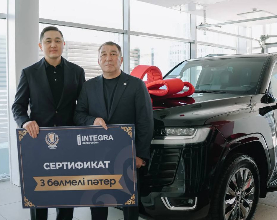 Бокстан бұрынғы бас бапкер Қайрат Сәтжановқа көлік пен пәтер кілті табысталды