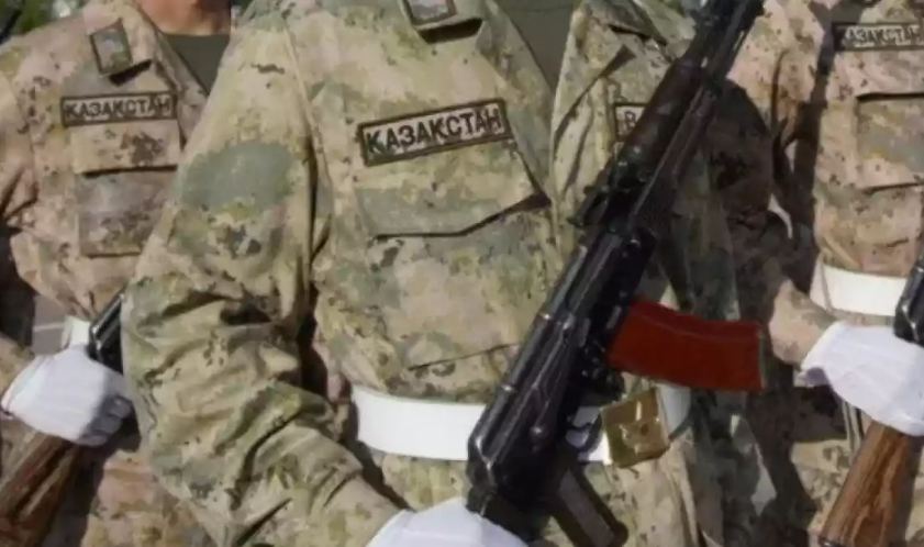 Қару асынғанға – қарыз жоқ: Сарбаздарға несие беруге неге тыйым салынбақ?