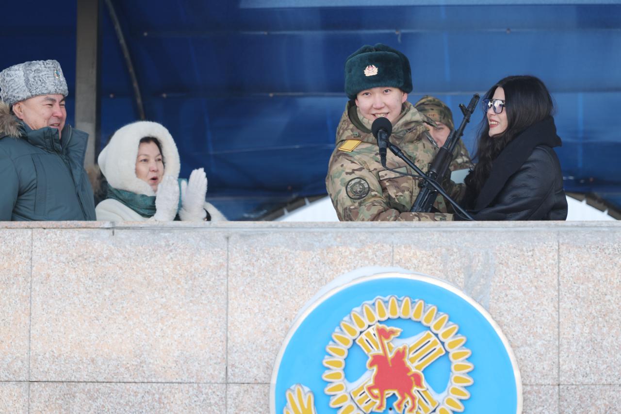 Ант беру рәсіміндегі тосынсый: Астанада сарбаз сүйіктісіне ұсыныс жасады