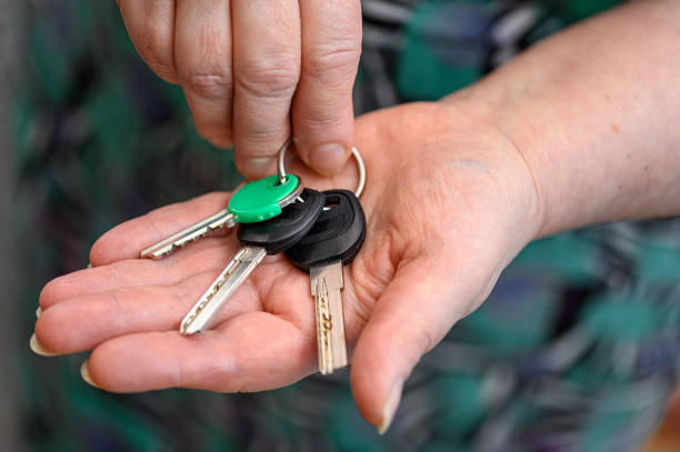 Үйсіз-күйсіз қалды: Павлодарлық зейнеткер алаяқтардың арбауымен баспанасын сатып жіберген