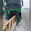 Жүргізуші ұйықтап кеткен: Астанада ақы төлеу аймағында жүк көлігі қоршауға соғылды