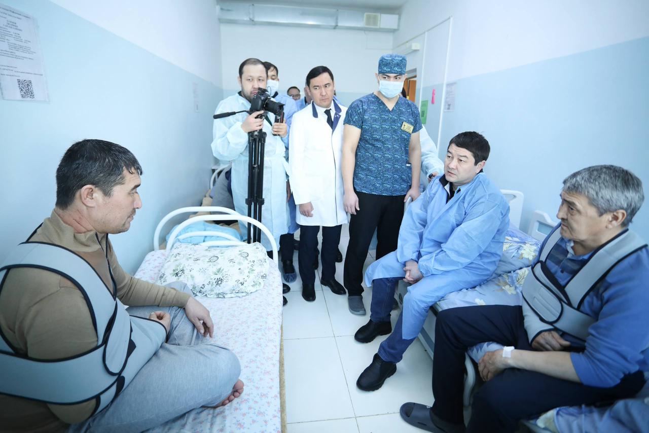 Маңғыстауда ірі жол апаты болды: Әкім зардап шеккендердің жағдайымен танысты