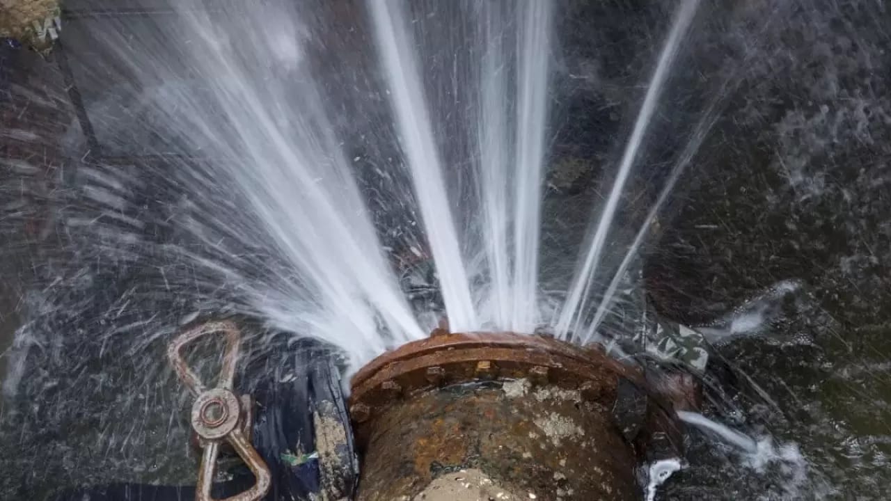 Қостанайда су құбыры жарылды: Тұрғындар қақаған суықта сусыз отыр