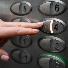 Астанада құтқарушылар лифтіде қалып қойған 5 адамды шығарып алды