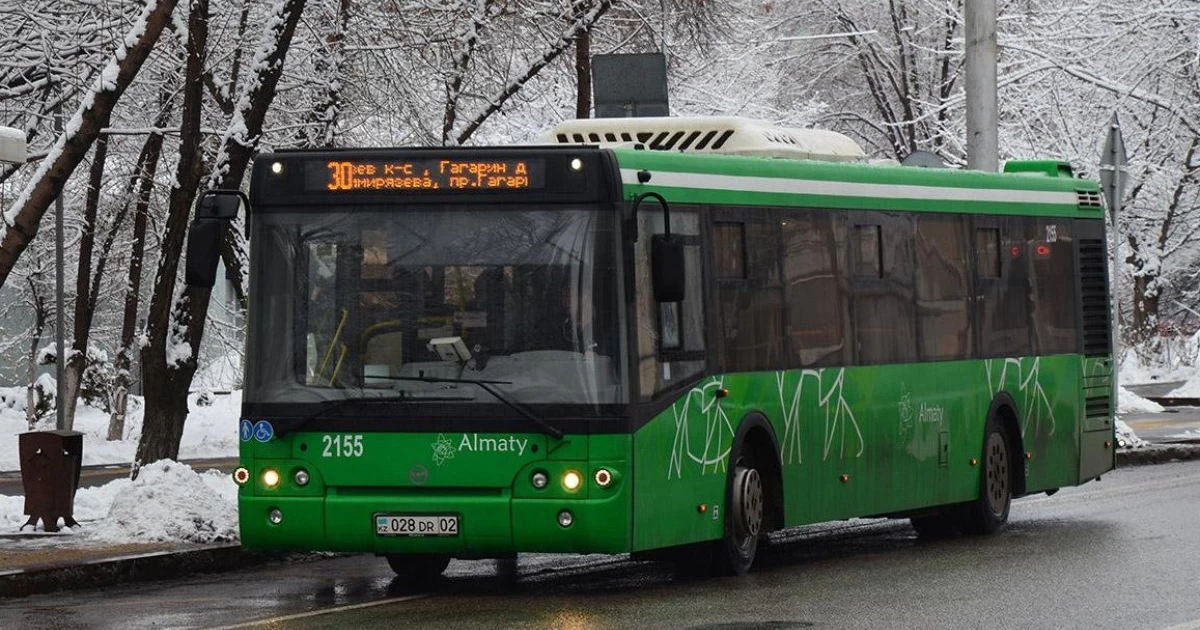 Алматыда автобус жүргізушісі жол үстінде көз жұмды