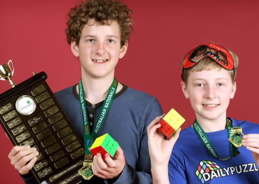 Көзі байлаулы спортшы рубик кубигін 11,67 секундта құрастырды