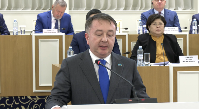 Министр Ерлан Сәрсембаев Конституцияның жаңа редакциясын қабылдауды қолдады