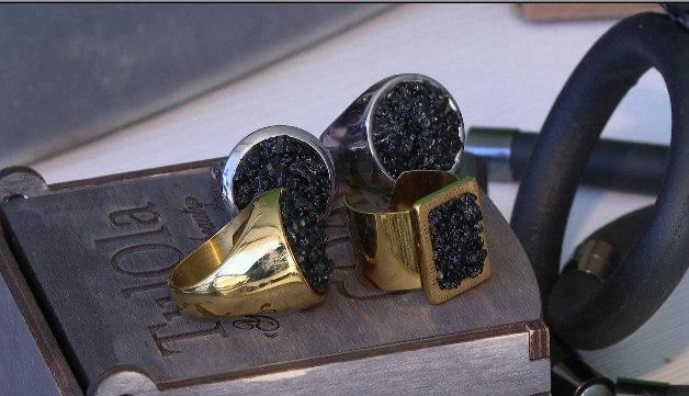 Көмірмен көмкерілген әшекейлер