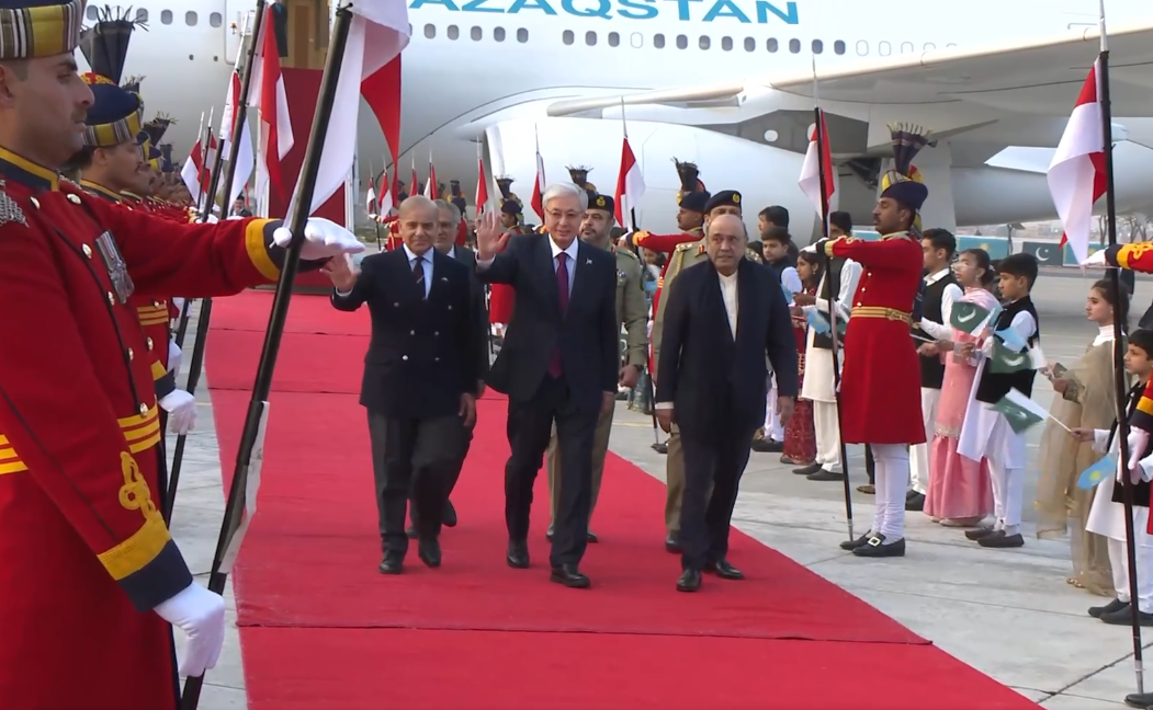 Мемлекет басшысын Исламабад әуежайында Президент Асиф Али Зардари қарсы алды