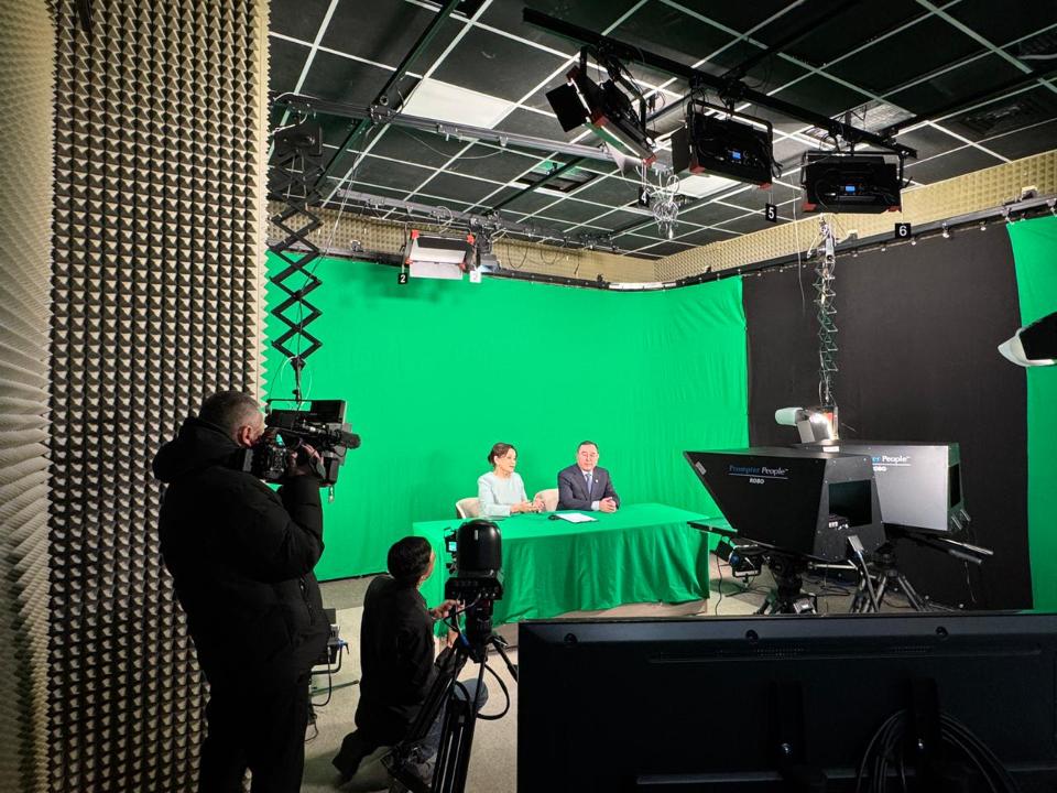 Алматы облысының «Qonaev Media» телеарнасы несімен ерекшеленеді?