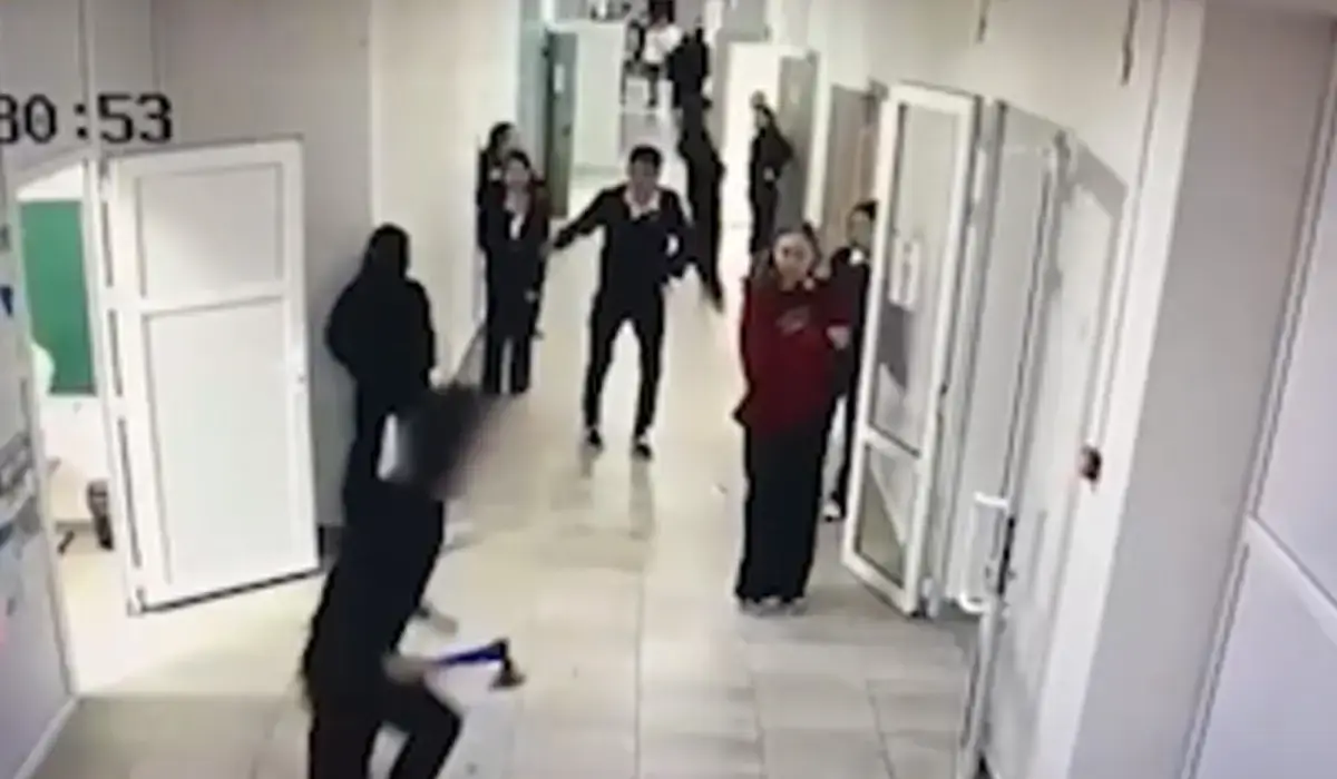 Оқушы сыныптасына балта ала жүгірген: Құлсарыдағы мектептің директоры қызметінен босатылды