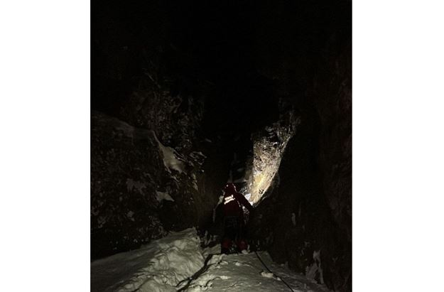 SOS сигналы ажалдан арашалады: Алматы тауларында жартаста тұрып қалған азамат құтқарылды