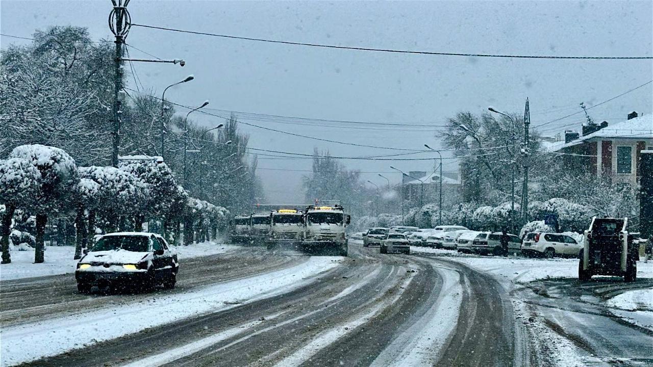 Жамбылды бір-ақ сәтте қар басты: 300-ден астам қызметкер көшелерді қардан тазартып жатыр