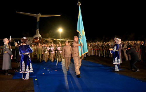 Астана әуежайында Дубайдан олжалы оралған сарбаздарды салтанатты түрде қарсы алды