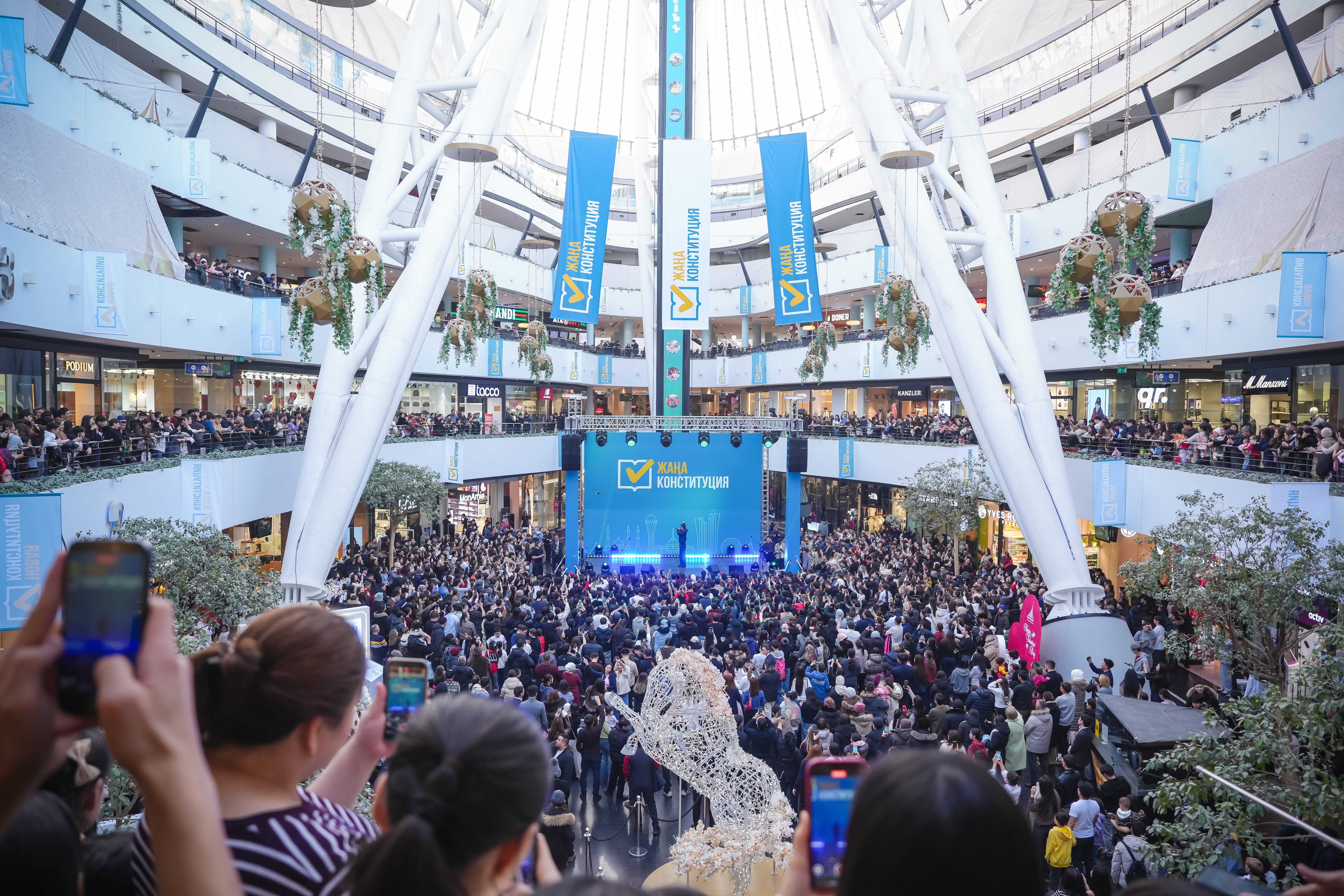 Астанада референдумды қолдауға бағытталған жастар концертіне 10 мыңнан астам адам қатысты