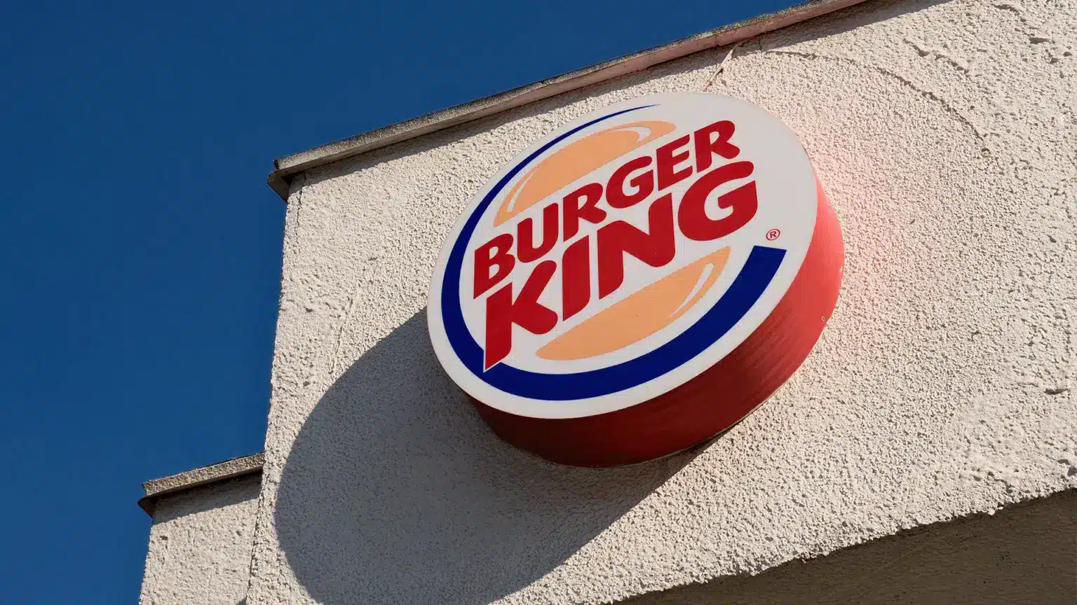 «Burger King-тегі» дау: Еңбек министрлігі тексеруді бастады
